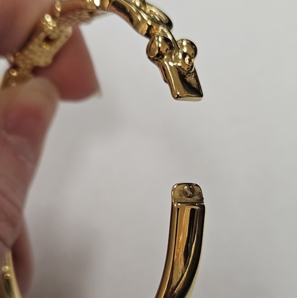 NEW ✨️ Gold-Tone Stainless STEEL U-Shaped Horseshoe Bangle Bracelet - Picture 4 of 12